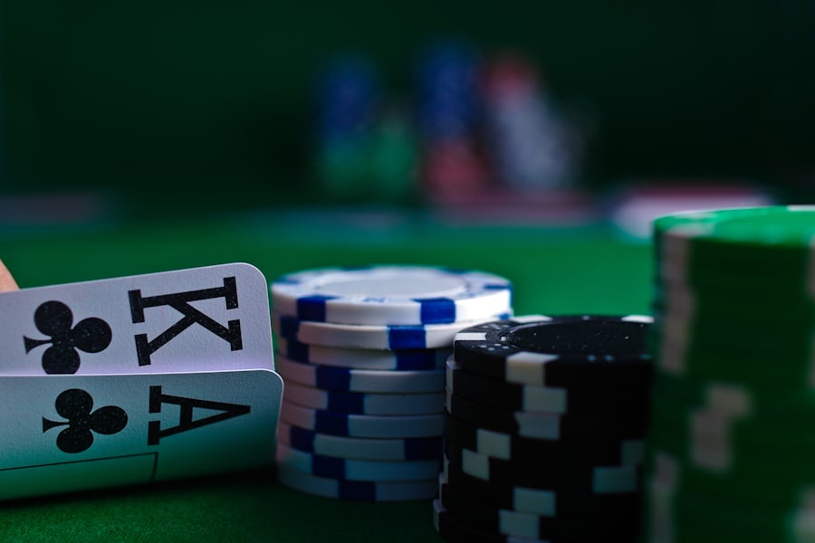 Tumpukan keping poker dan kartu di atas meja kain hijau
