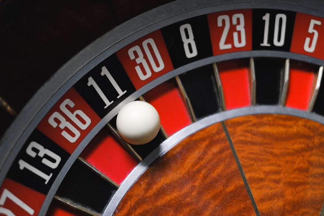 Meja roulette dengan roda dan deretan angka