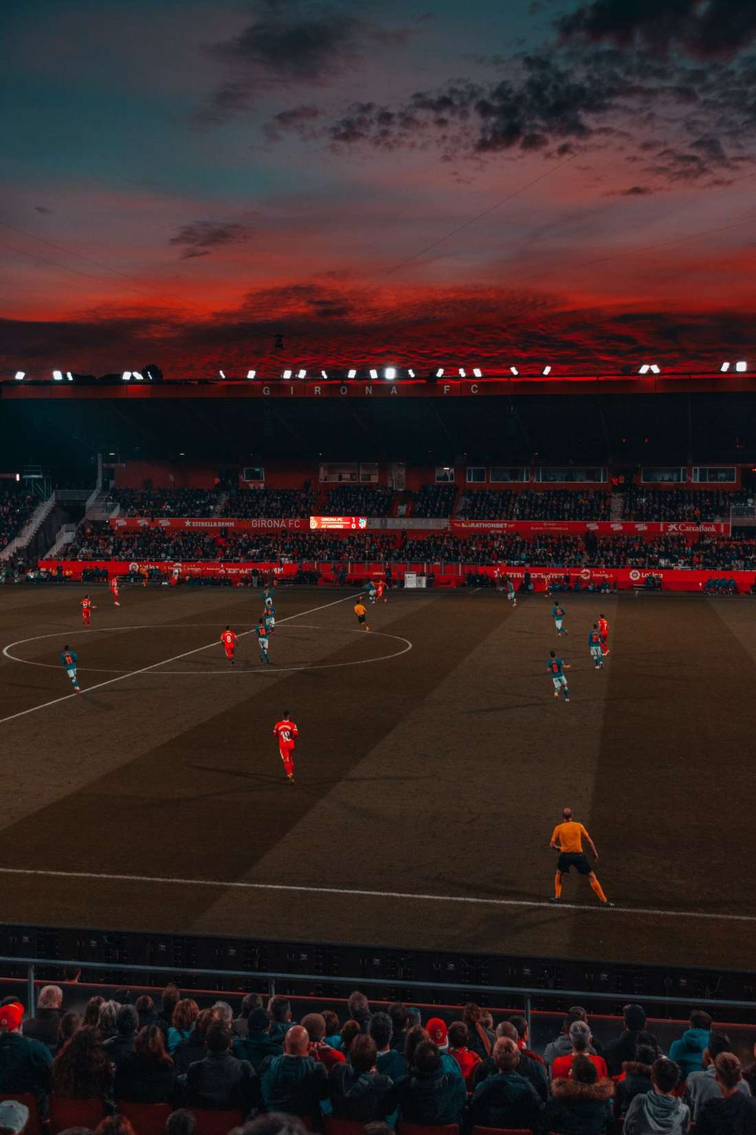 Stadion sepak bola dari atas dengan lapangan hijau